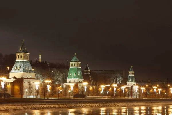 Vista nocturna del Kremlin de Moscú — Foto de Stock