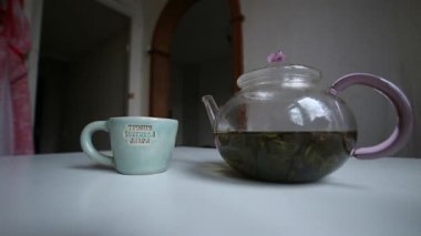 Bina bir tablo ile bir çay Kupası ve su ısıtıcısı