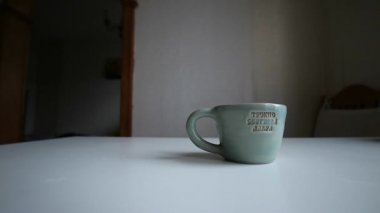 Bina bir tablo ile bir çay Kupası ve su ısıtıcısı