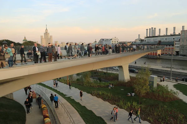 Stadt Moskau 2017 Der Park Zaryadye Erster Tag Der Eröffnung — Stockfoto