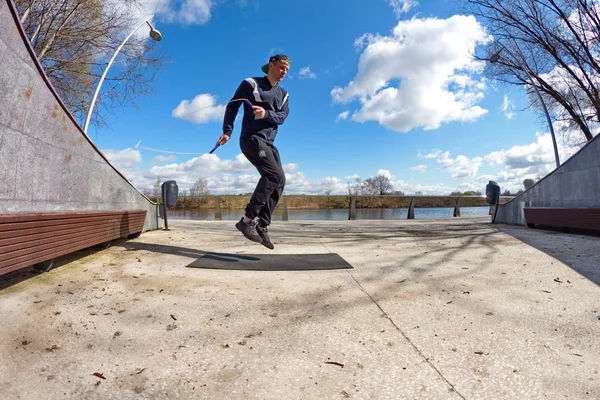 Moscovo Estrada Rublevskoe Dique Rio Moscovo Homem Fato Desportivo Saltar — Fotografia de Stock