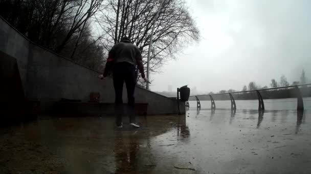 都市モスクワ モスクワ川の堤防で路上 Kuntsevo ジャンプ ロープ — ストック動画