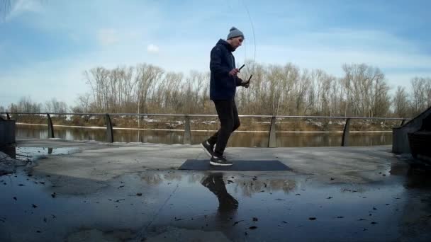 City Moscow District Kuntsevo Jumping Kötelet Utcán Moszkva Folyó Töltésén — Stock videók