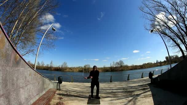 Ciudad Moscú Distrito Kuntsevo Saltar Cuerda Calle Terraplén Del Río — Vídeos de Stock