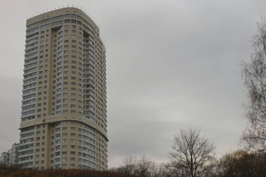 Krilatskoye bölgesindeki Moskova şehri. Bulutlu bir tepede beyaz renkli bir apartman dairesi.