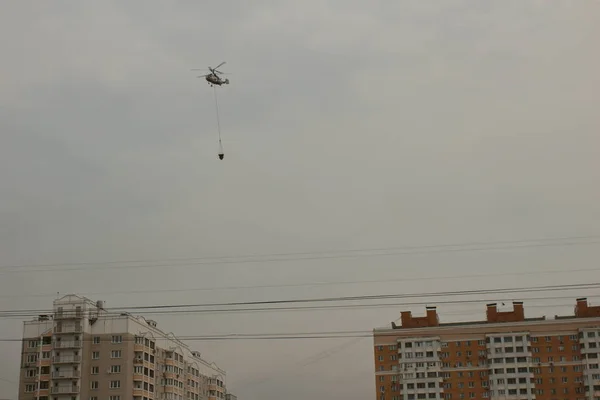莫斯科昆采沃区乌云密布 有一幢高层建筑 直升机在天空中起火 — 图库照片