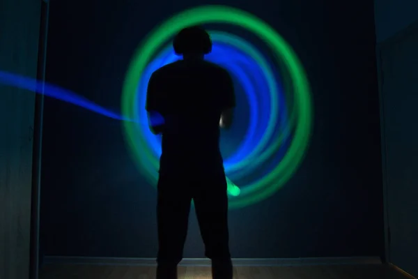 Dunkler Raum Eine Männliche Figur Mit Bunten Lichtkreisen — Stockfoto