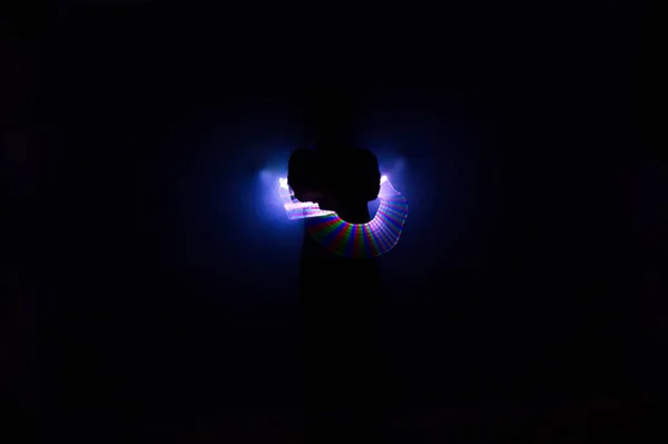 Quarto Escuro Com Círculos Luz Multicoloridos Figura Masculina — Fotografia de Stock