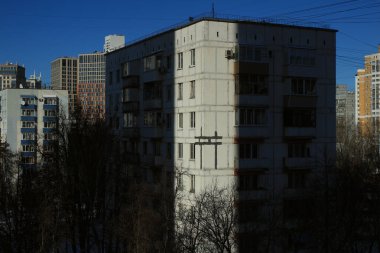 Moskova şehir sokağı dokusu dokuz katlı evler Kuntsevo bölgesi.
