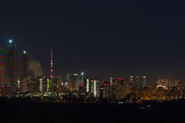 Gece Moskova şehri, Krylatsky tepelerinden gökdelenlerin manzarası