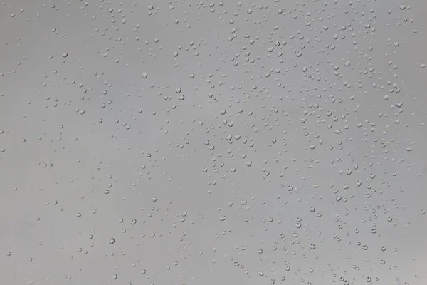 창문에 빗방울이 떨어지고 하늘이 보인다 — 스톡 사진