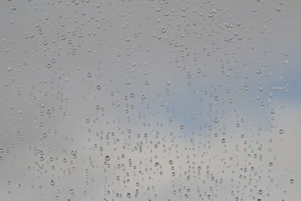 窓に雨が降った後 空の景色 — ストック写真