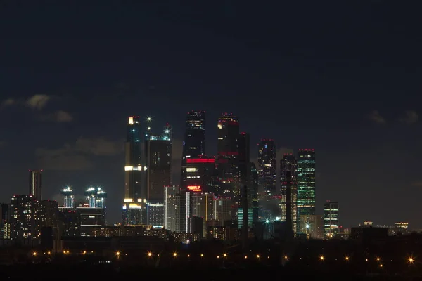 夜のモスクワ市 クリラツキー丘からの眺め 高層ビル — ストック写真