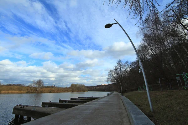 Parco Primaverile Della Città Mosca Terrapieno Nel Pomeriggio Rami Nudi — Foto Stock