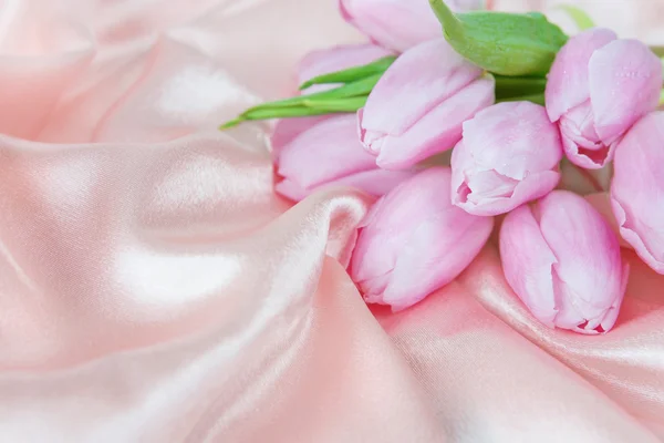 Flores en un tejido de seda —  Fotos de Stock