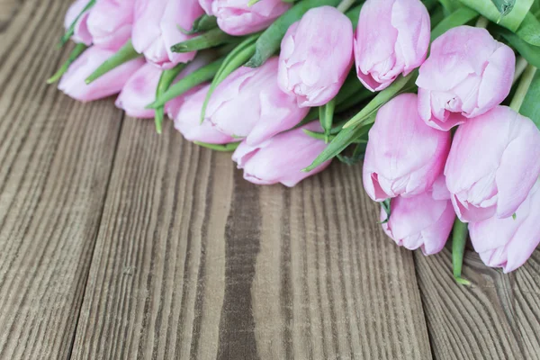 Fiori di tulipano sullo sfondo di legno — Foto Stock