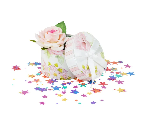 Geschenkdoos met rose en confetti — Stockfoto