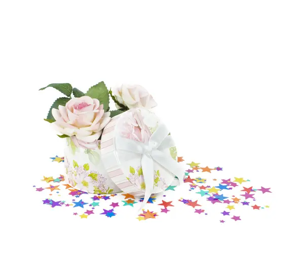 Caja de regalo con rosas y confeti —  Fotos de Stock