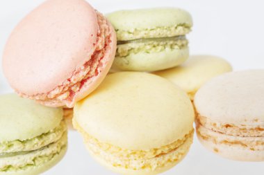 Beyaz arkaplanda badem kurabiyeleri