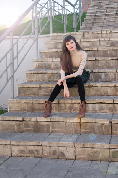 Taş basamaklarında oturan güzel kız