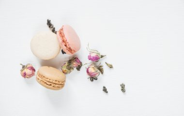 Beyaz arka plan üzerinde renkli macaroons