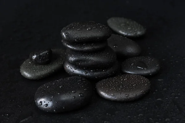 Spa-concept con pietre zen su sfondo nero — Foto Stock