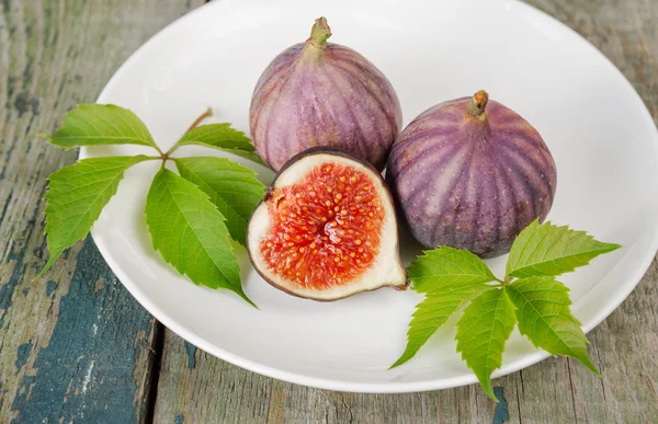 Ripe figs on a white plate — Stockfoto