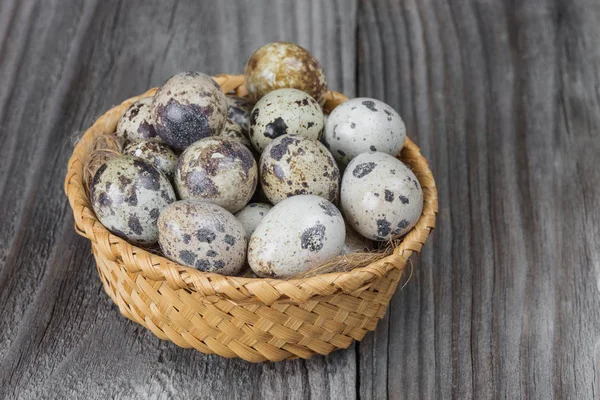 Quail eggs in a wicker basket — Stock Photo, Image