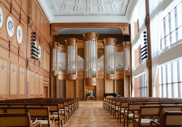 Répétition dans une salle d'orgue vide — Photo