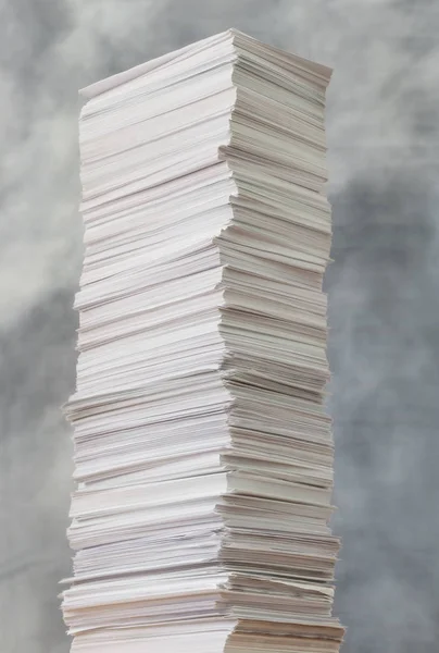 Vysoký stoh papíru — Stock fotografie