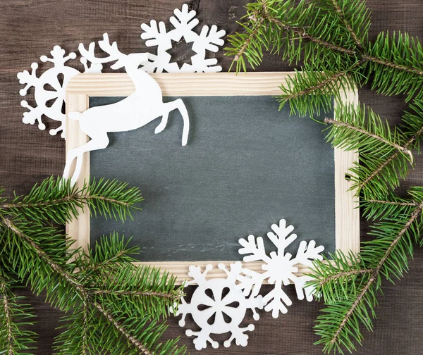 Pizarra con decoraciones navideñas —  Fotos de Stock