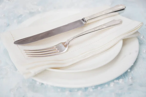 Sváteční stůl s bílým nádobí — Stock fotografie