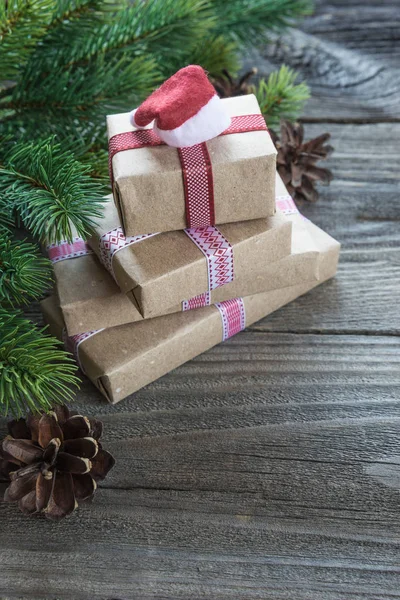 Рождественская композиция с подарочными коробками и кепкой Санты — стоковое фото