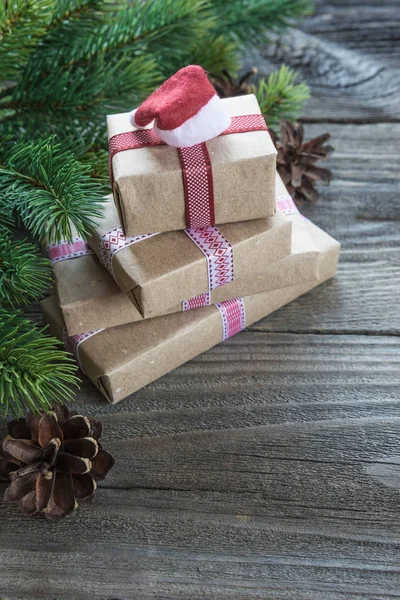 Composition de Noël avec coffrets cadeaux et casquette de Père Noël — Photo