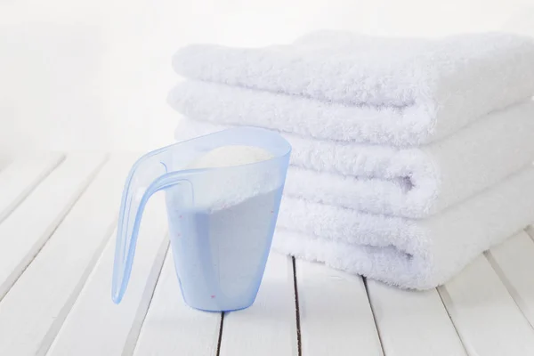 浴室のタオルおよび洗剤の計量カップ — ストック写真