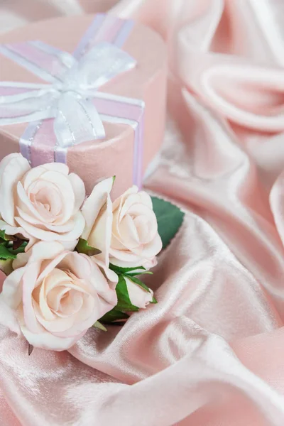 Праздничная композиция с розами и подарочной коробкой — стоковое фото