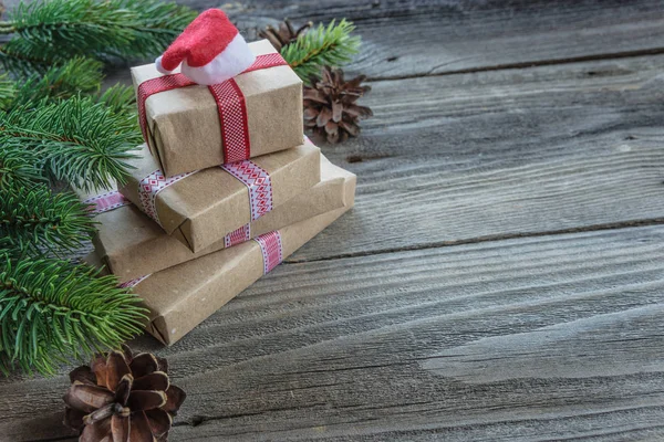 Composición navideña con cajas de regalo y gorra de Santa — Foto de Stock