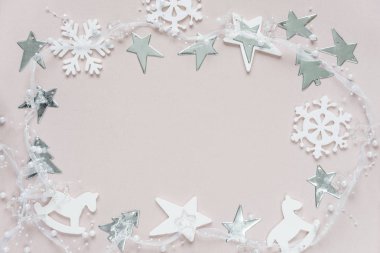 Beyaz-pembe Noel kompozisyon