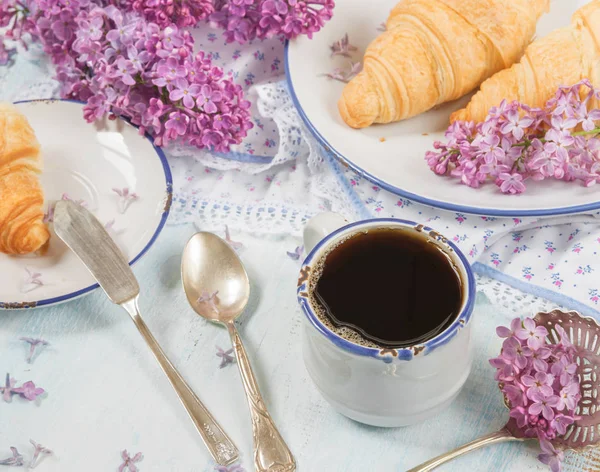 Café da manhã de primavera de café e croissants — Fotografia de Stock