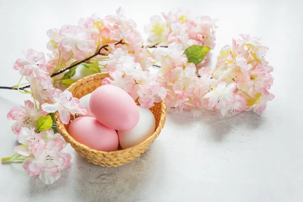 Paaskaart met paaseieren en roze bloemen — Stockfoto