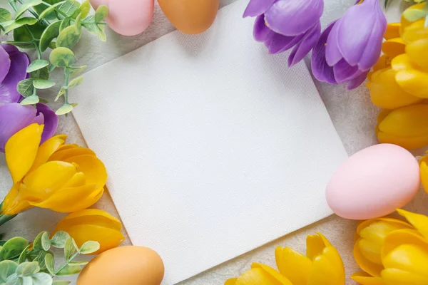 Cartão de Páscoa com flores de croco — Fotografia de Stock