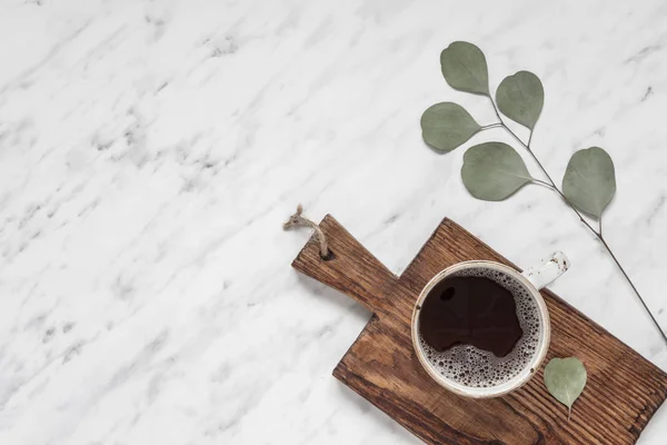 Tasse Kaffee auf einer Marmoroberfläche mit Kopierraum — Stockfoto