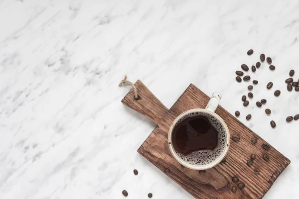 Filiżankę kawy na powierzchnię marmuru z lekkoatletka — Zdjęcie stockowe