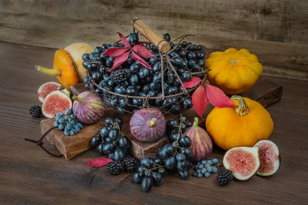 Rijke oogst van diverse groenten en fruit — Stockfoto