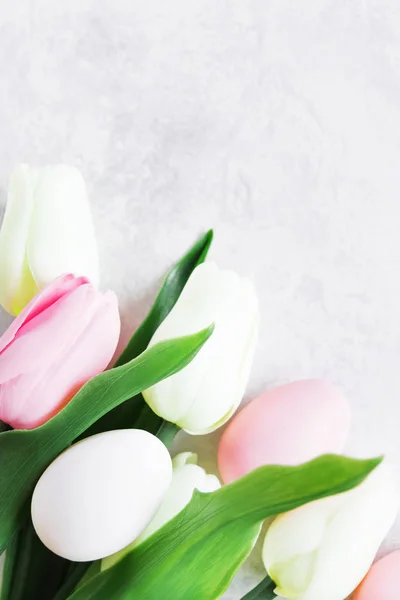 Tulipany i jaja wielkanocne — Zdjęcie stockowe