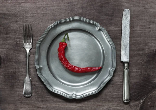 Piment rouge sur une assiette en étain — Photo