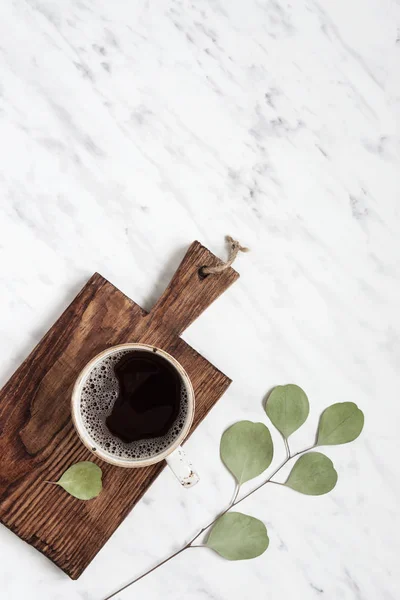 Xícara de café em uma superfície de mármore com espaço de cópia — Fotografia de Stock