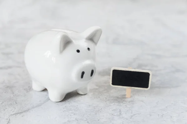 Fehér piggybank és chalkboard — Stock Fotó