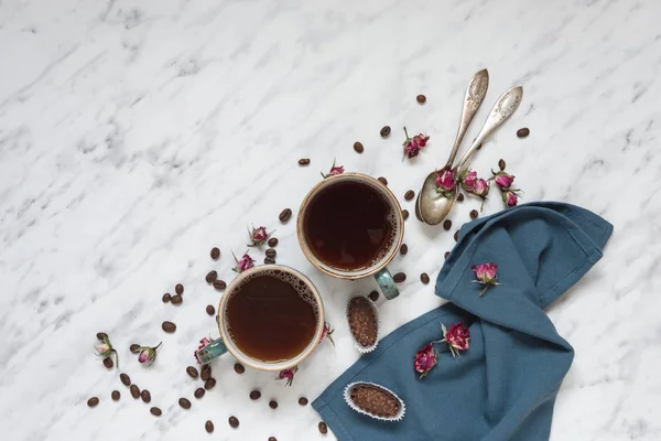 Koffie, chocolade en blauw servet — Stockfoto