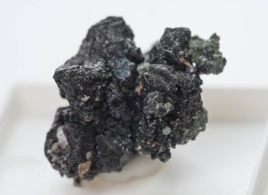 Ortite (allanite) mineral numune